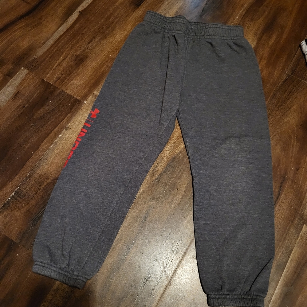 Size 5 under armour sweats.